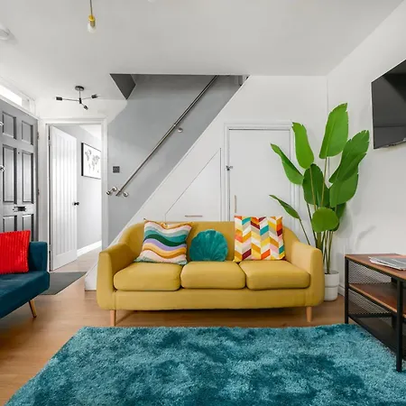 Spacious 4-Bedroom Near London Bridge, Fast Wi-Fi, Dryer & Quick Access To Central London